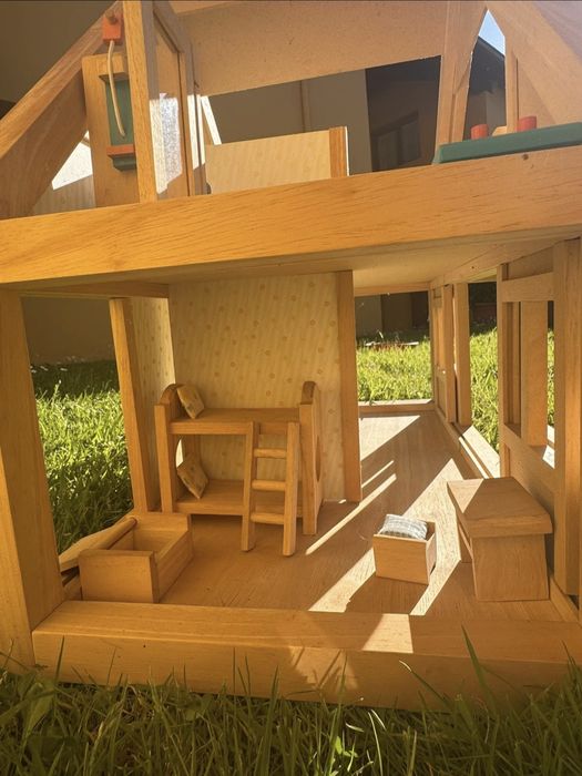 Casa de bonecas em madeira