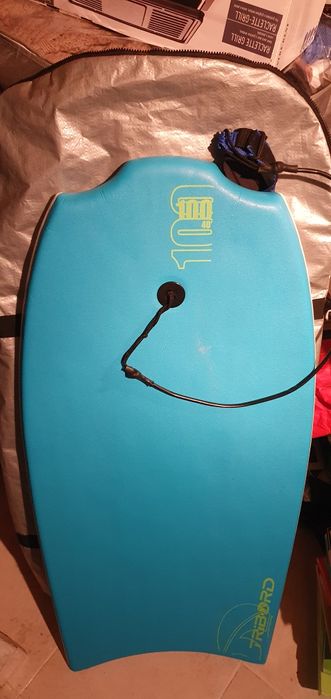 Prancha de bodyboard e mala