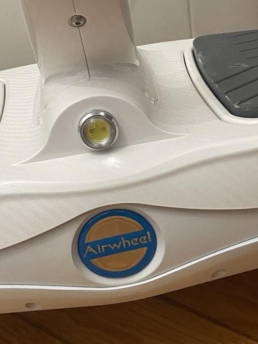 Tritinente eletrica com assento - nova e excelente para jovens