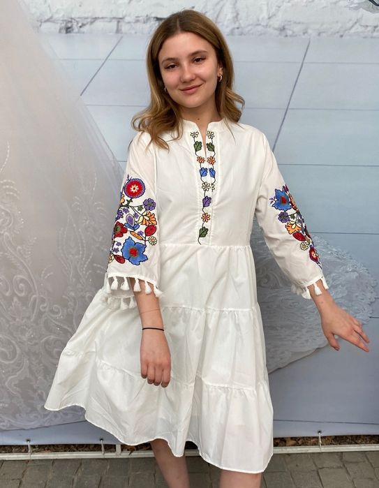 Біла сукня-вишиванка плаття  з барвистою вишивкою