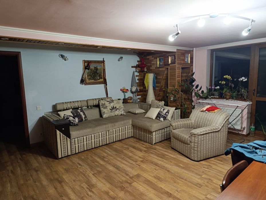 Диван угловой продам.