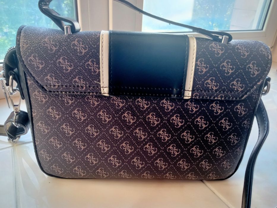 Сумка  жіноча чорна повсякденна стильна каркасна з тисненням Guess