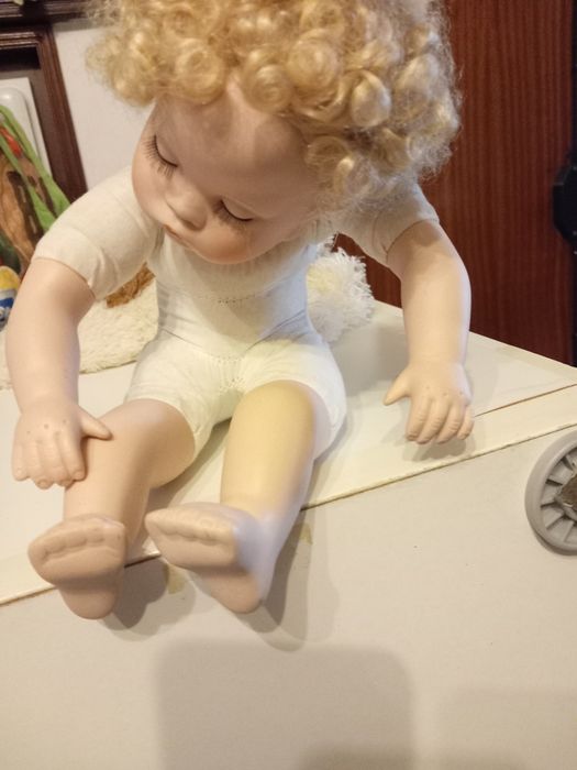 Boneca pequena de porcelana