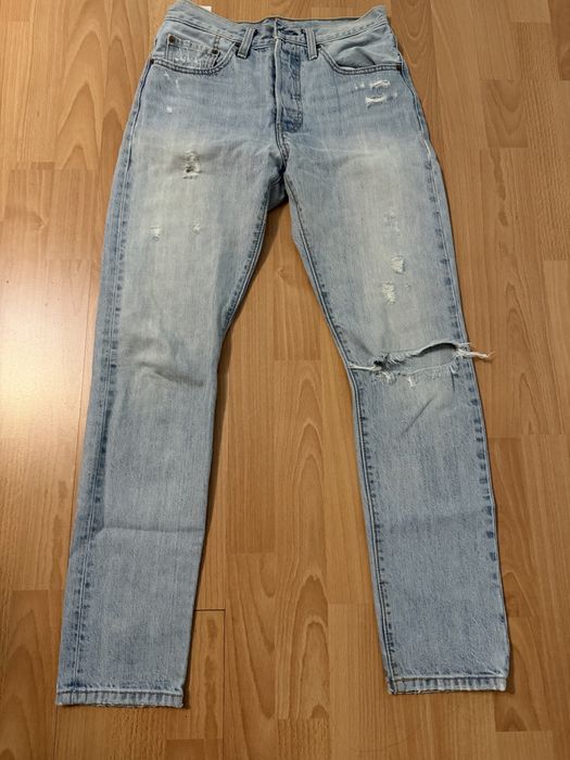 Оригінальні джинси Levi's з потертостями та розрізом на коліні (W25–26)