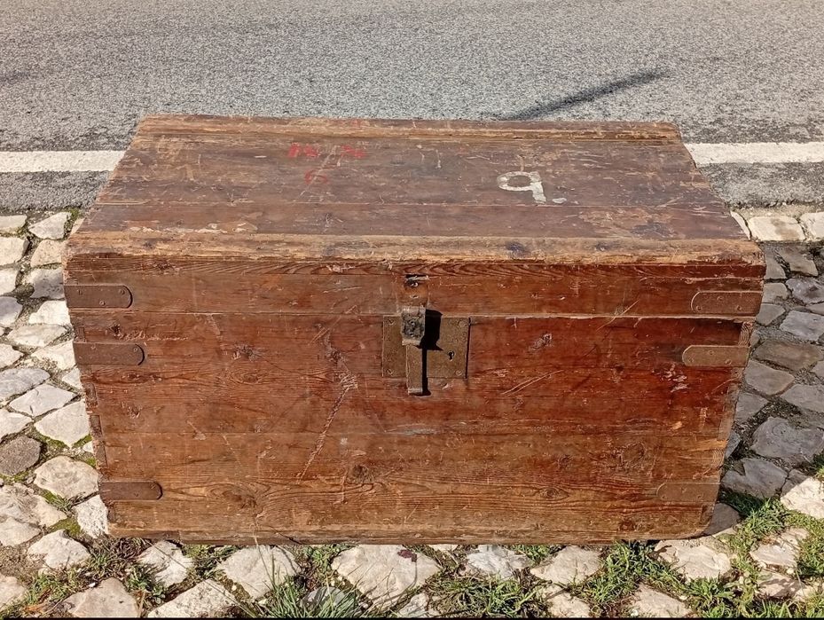 Baú antigo em madeira