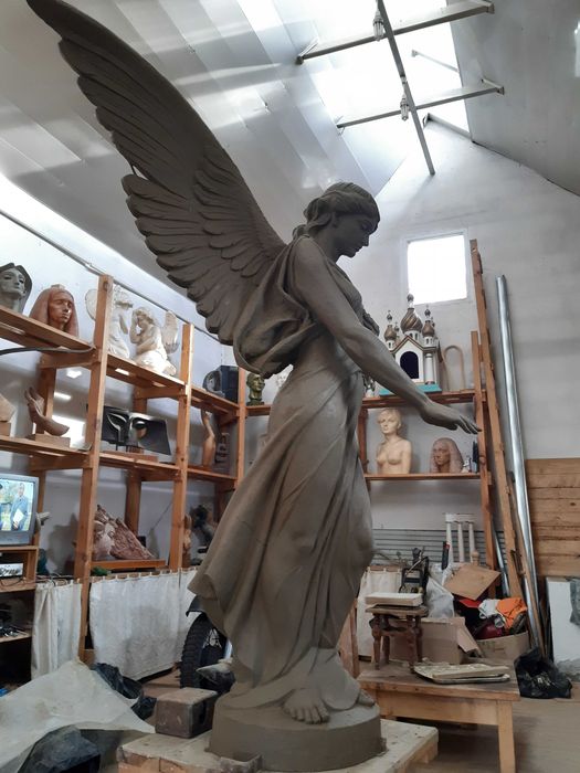 скульптура в камені, бронзі, гіпсі.