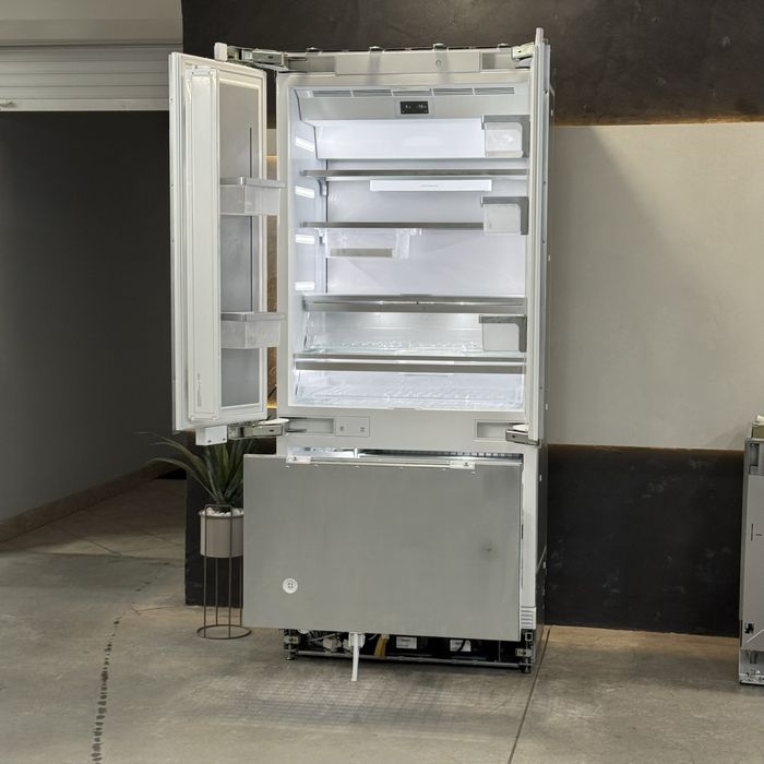 Великий вмонтований холодильник  MasterCool  KF 2981 vi.
