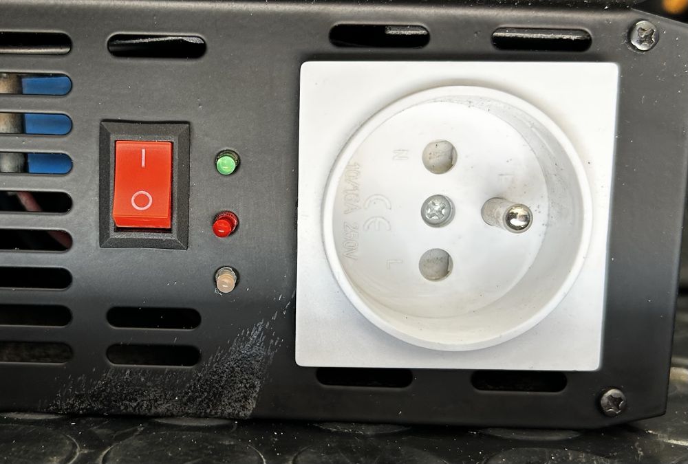 Awaryjny zasilacz UPS przetwornica