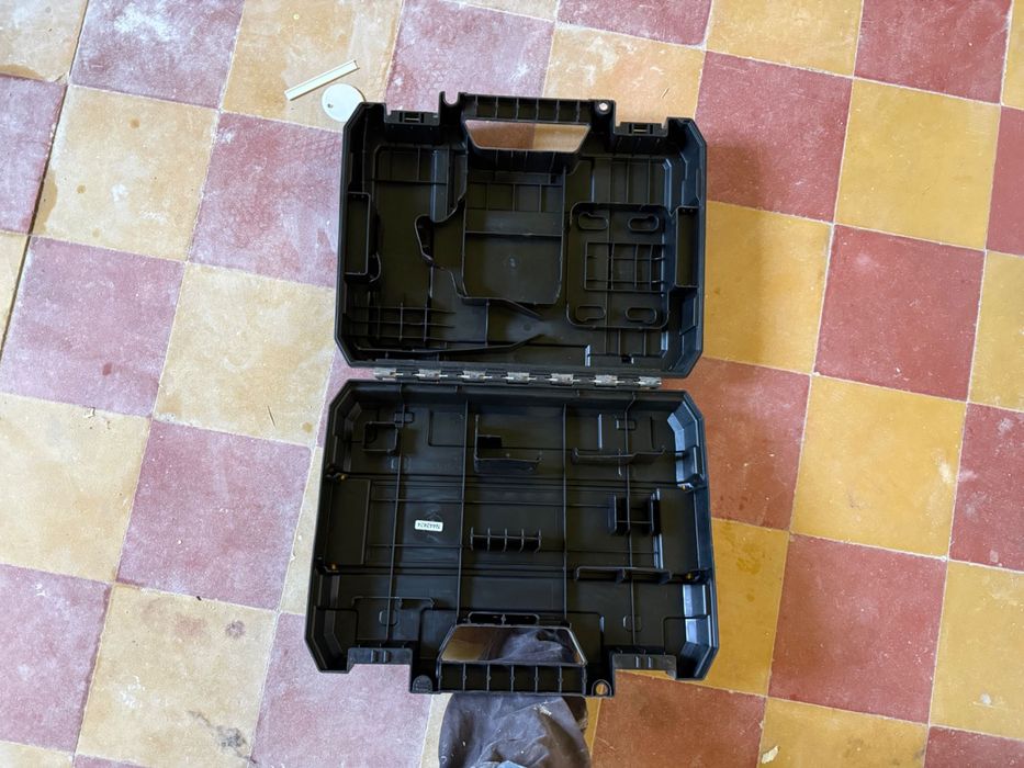 Mala para berbequim da Dewalt como nova.