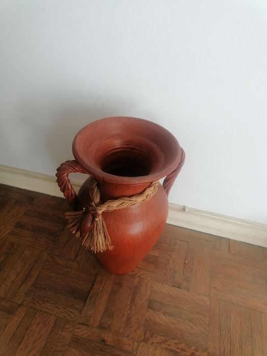 Ânfora de barro com trança de palha