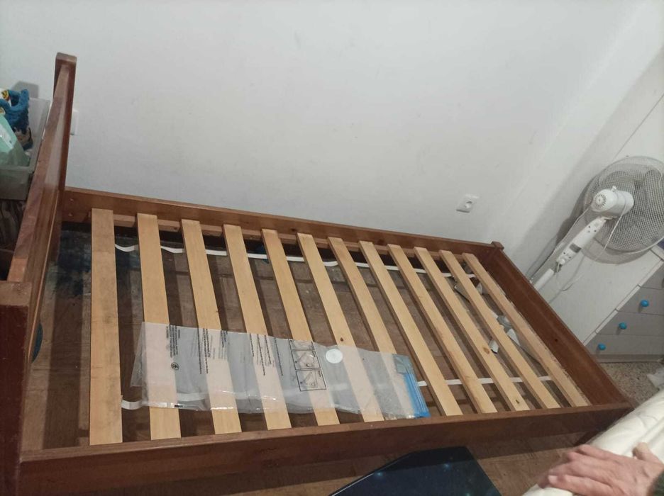 Cama de solteiro em madeira + colchão – bom estado