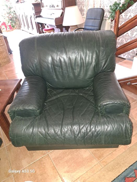 Sofás em pele usados