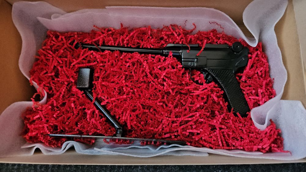 Metalowa rzeźba pistoletu