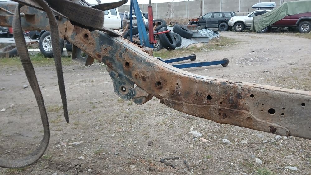 Nissan Pickup D22 D21 Navara NP300 rama tył