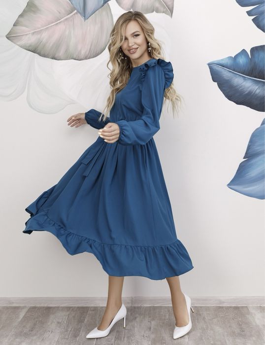 Приталена бірюзова сукня з рюшами