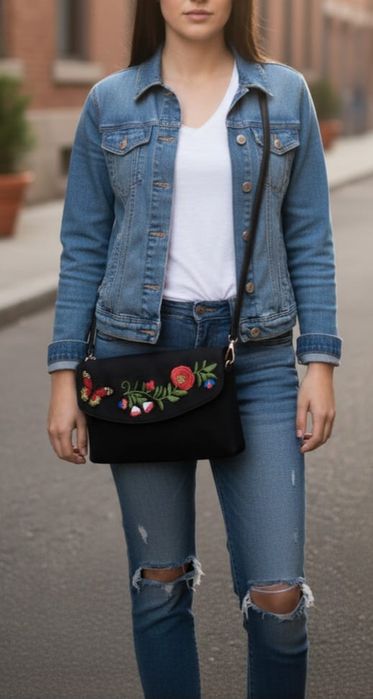 Mala preta com flores