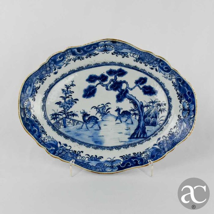 Travessa oval China Decorada com 2 veados, período Qianlong séc. XVIII