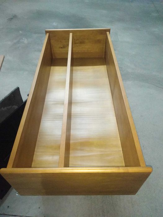 Alçado de secretária em pinho mel