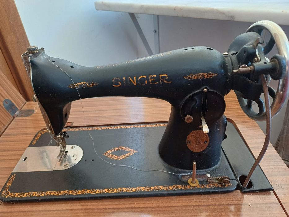 Máquina Singer com móvel