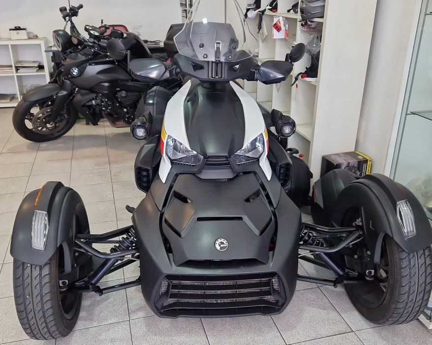 Selling 2021 Can-am Ryker 900 with 29,000 km; extras: passenger seat, visor, hand guards, side case, and top case.