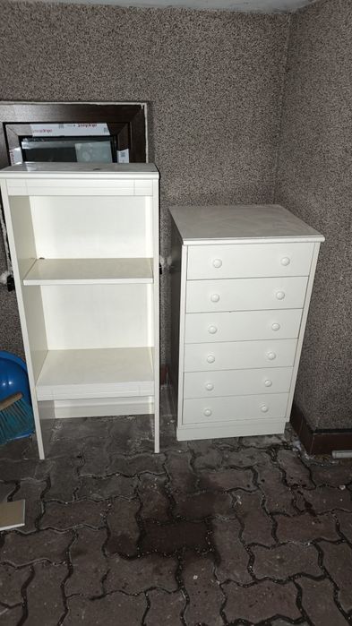 Biała szafka wysoka do pokoju dziecięcego