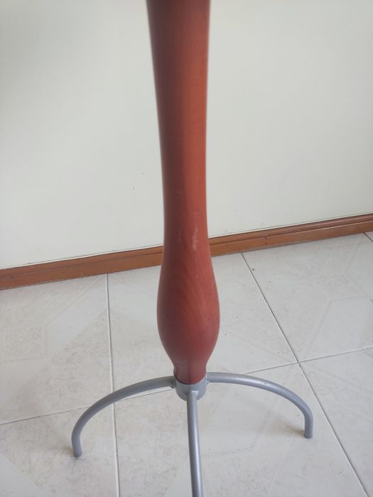 Mesa de apoio com tampo de vidro