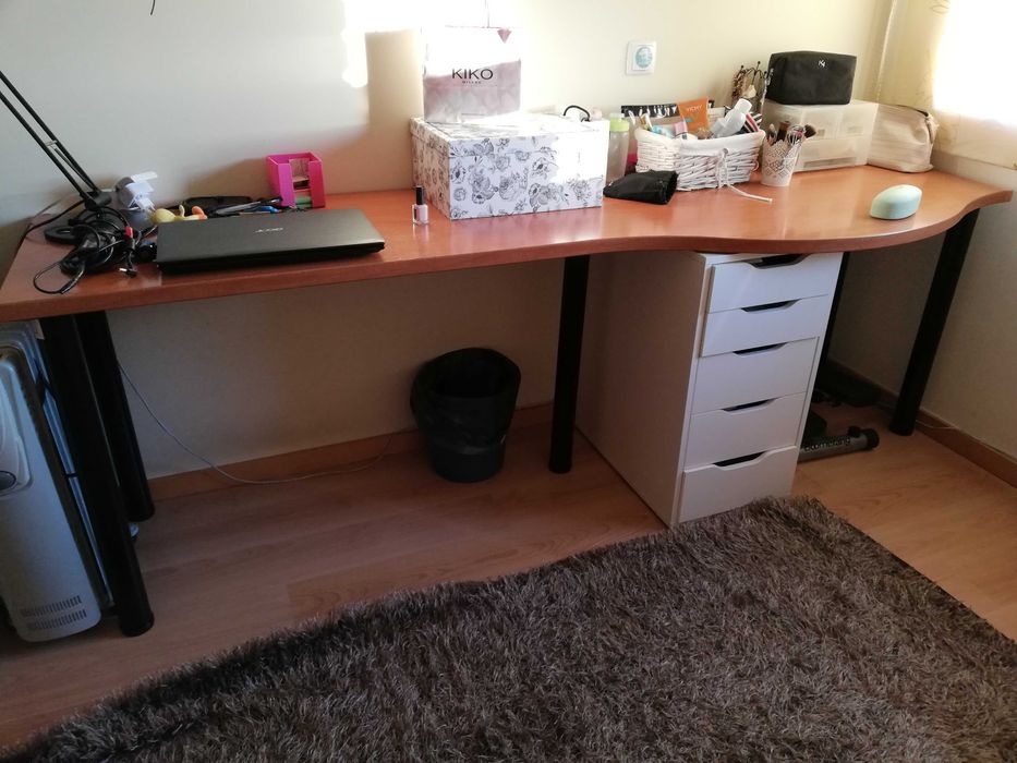 Cama dupla + mesinha + prateleiras + tampo secretária + cadeiras