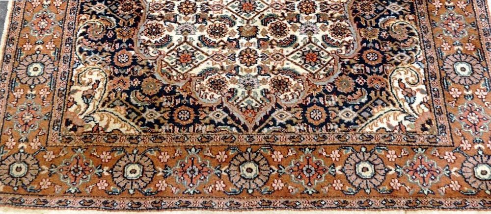 Tapete Persa TABRIZ original, elaborado manualmente com lã sobre algodão e as dimensões 185cm x 125cm
