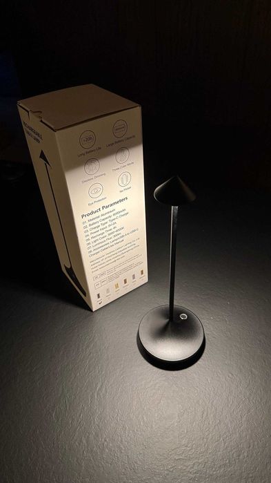 Безпровідна настільна лампа