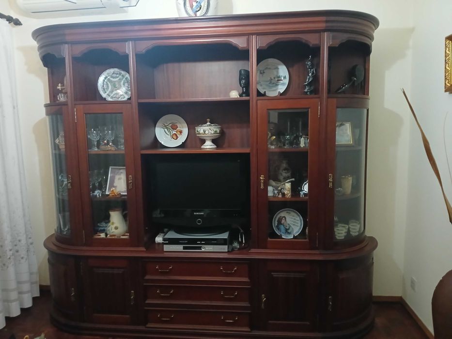 Móvel de sala com vitrines fechadas e para televisão em madeira de mogno escura, em muito bom estado - Usada