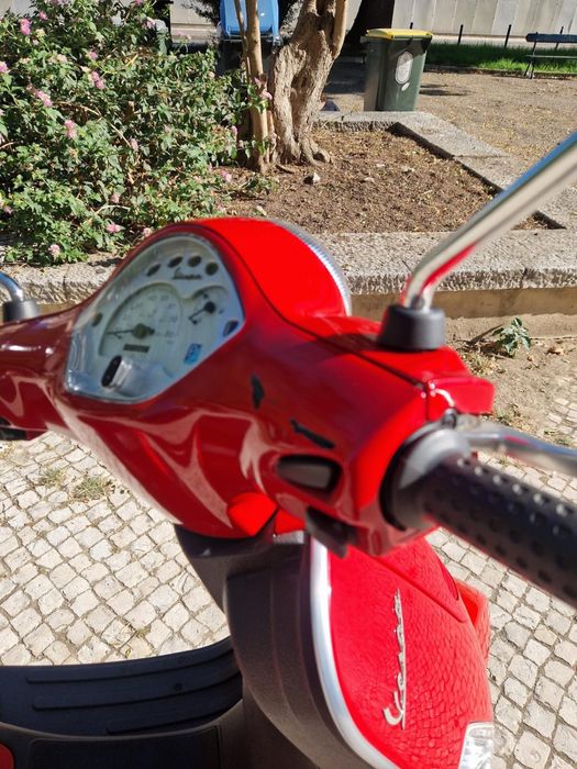 scooter vespa vermelha LX 50
