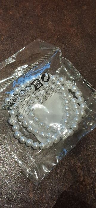 Zestaw nowej biżuterii z imitacji pereł.