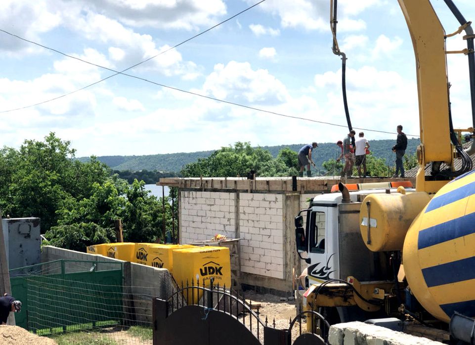 Бетоном М100/150/200/250/300/350 роблять заливку по справі