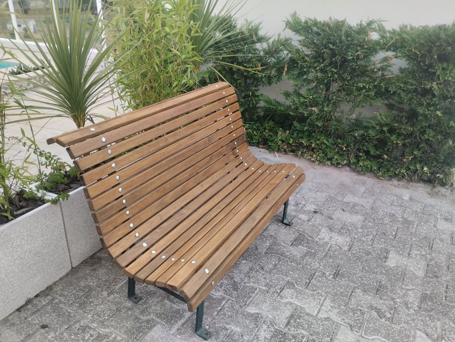 Banco de jardim em madeira e ferro