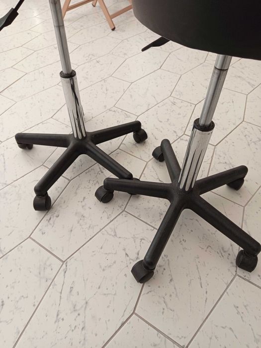 Conjunto de 2 bancos com base giravel e elevação