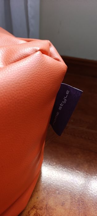 Banco laranja em bom estado
