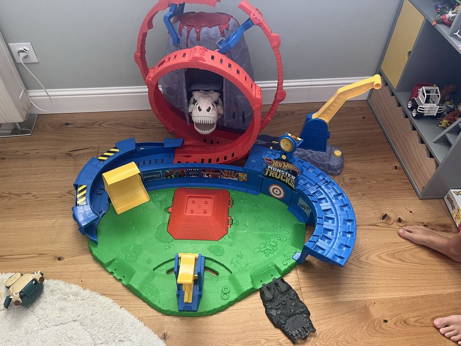 Hot Wheels Monster Truck tor z dinozaurem