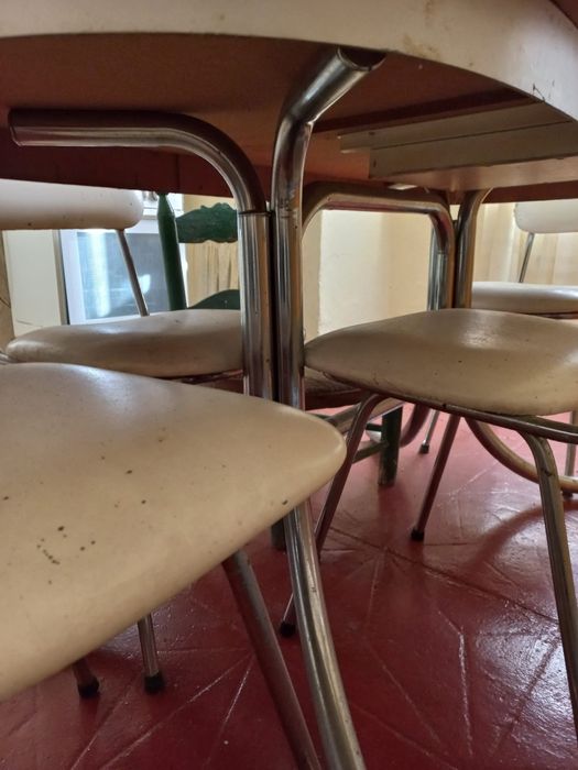 Mesa de cozinha Oval + 4 cadeiras