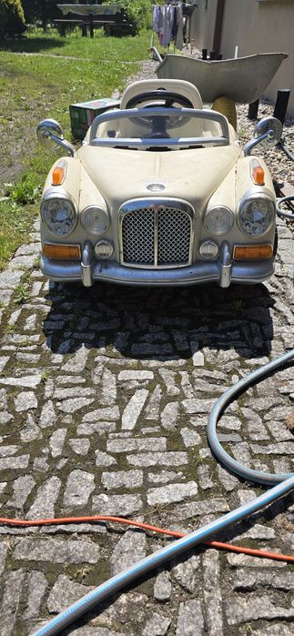 Samochód dziecięcy elektryczny