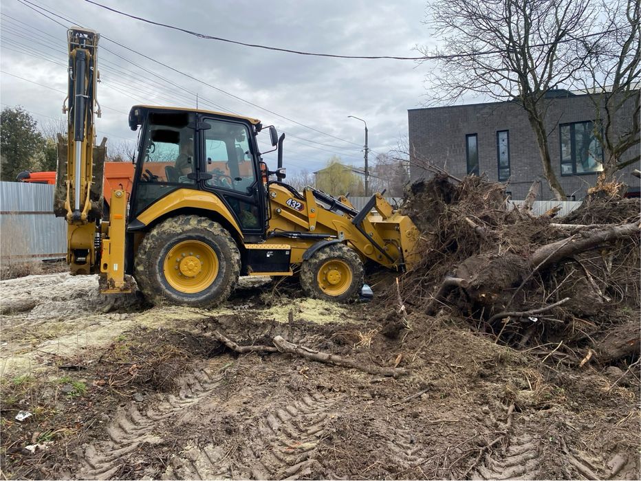 Чистка ділянок від зарості , кущів.  Зрізання дерев, та корчуваня пнів
