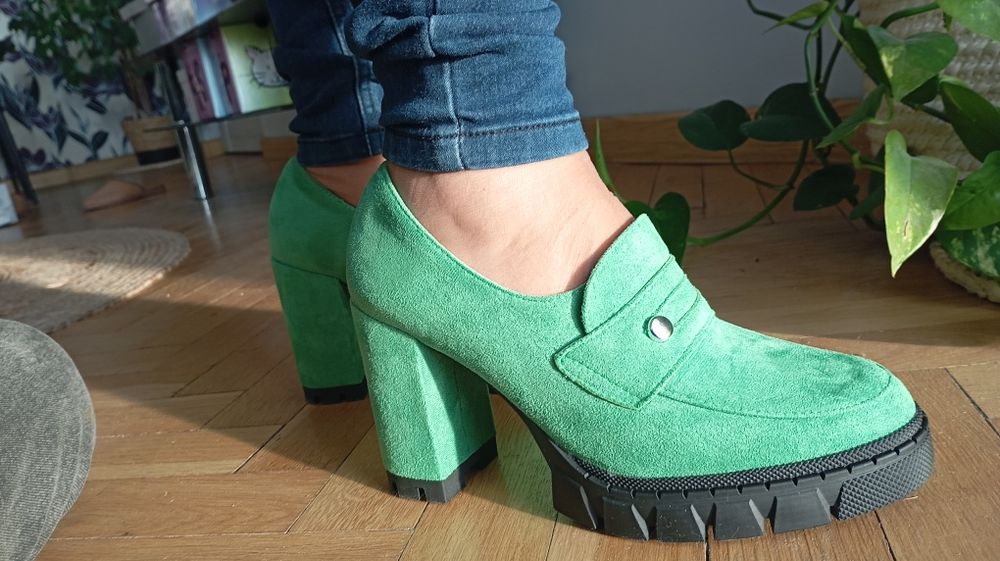 Buty zielone na obcasie typu mokasyny