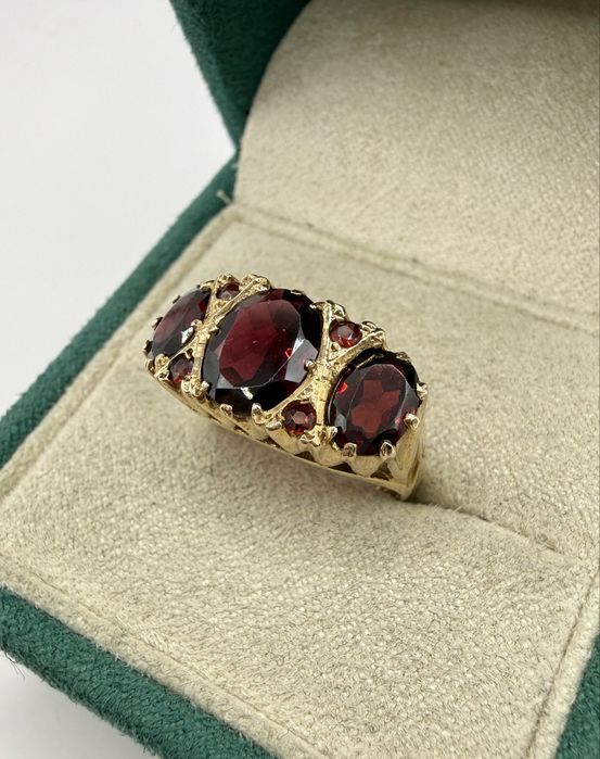 Złoty pierścionek z granatami