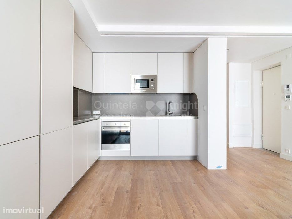 Apartamento T2 com varanda para arrendamento em Algés