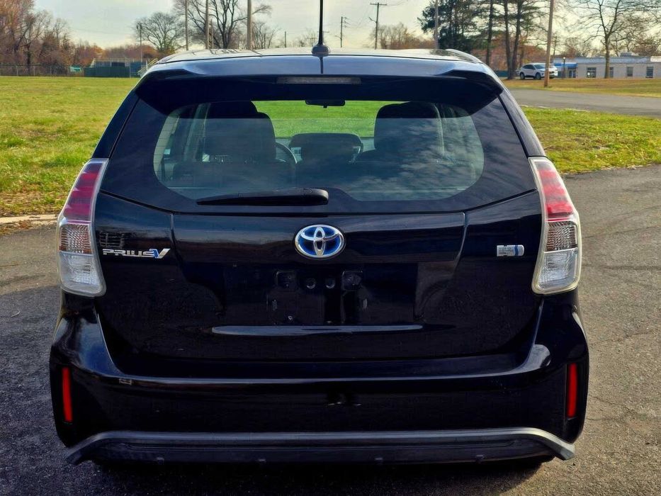 Toyota Prius v      2016