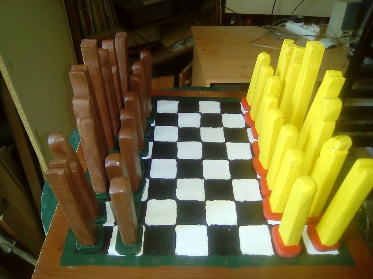 Jogo de peças de xadrez artesanal em madeira