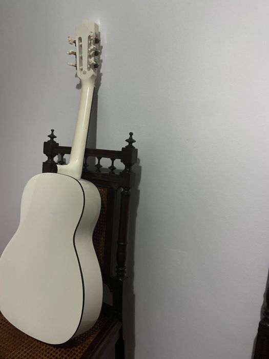 Guitarra clássica pequena  branca