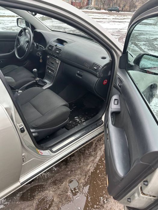 Тойота авенсіс 2,0