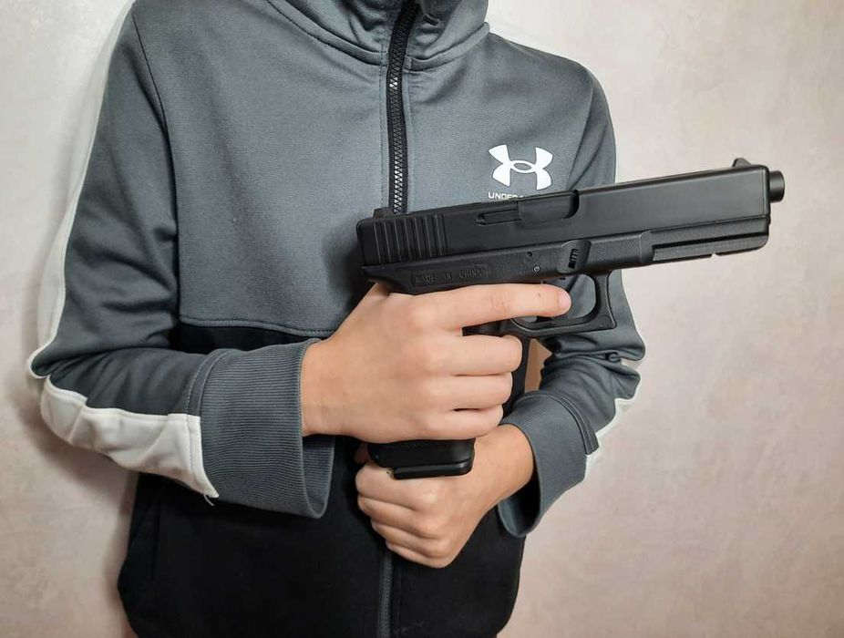 Металевий пистолет новий на кульках пластик іграшковий zm 17 глок 6мм ...