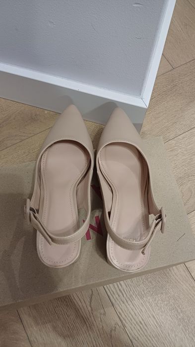 Beżowe pantofle z odkrytą piętą na obcasie słupku