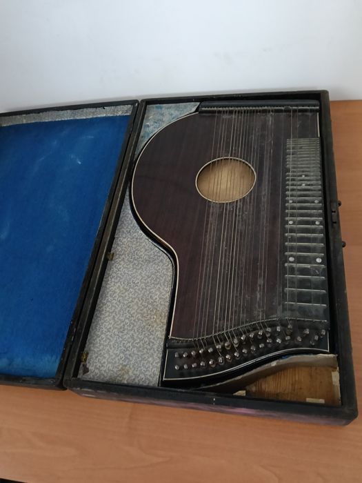 Stary instrument cytra